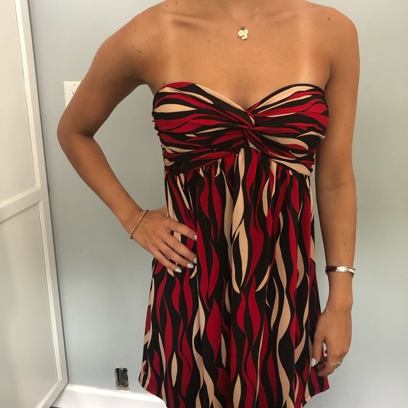 Alyn Paige sexy summer dress - Picture 5 of 6